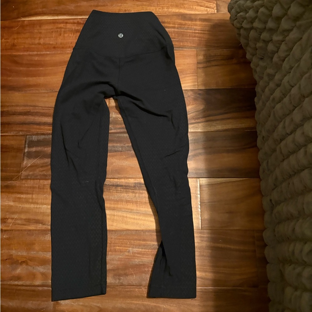 Lululemon Black Textured High Rise Crop‎ Leggings 23” 25” Yoga Athletic (0982) 6